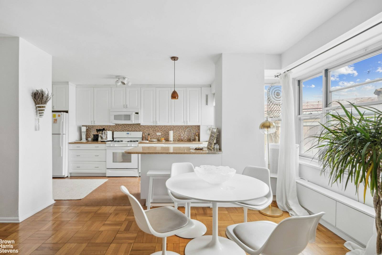 This 800 sf 1BR is fully renovated and ready to move in.