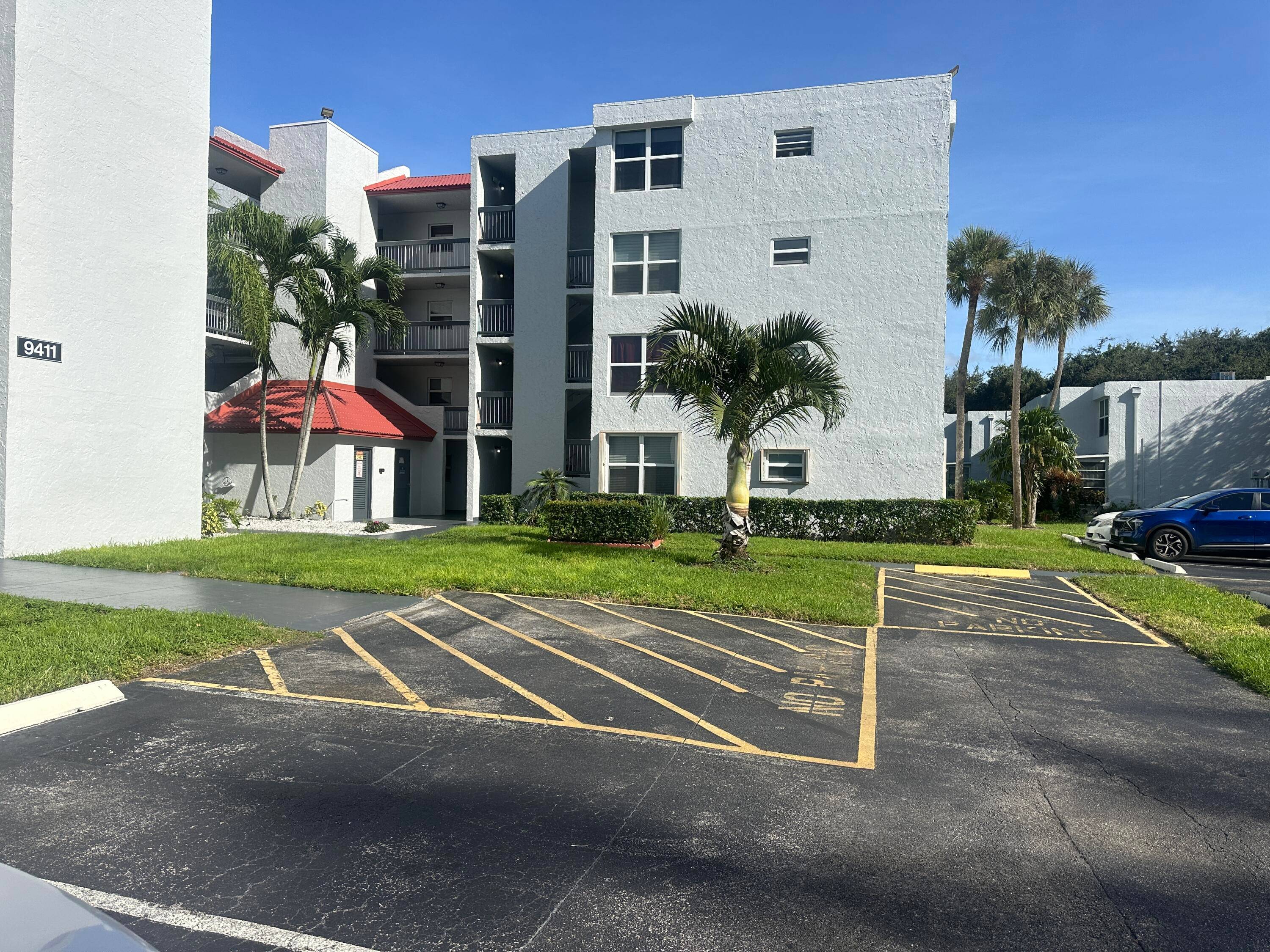This well maintained first floor unit offers a great combination of comfort and convenience.