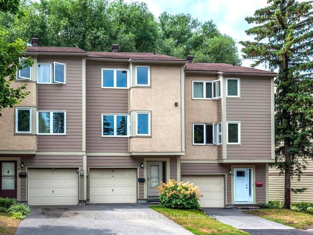11 Peary way is located in the heart of Kanata with easy access to Hwy 417, transportation, shopping, recreation facilities, schools etc.