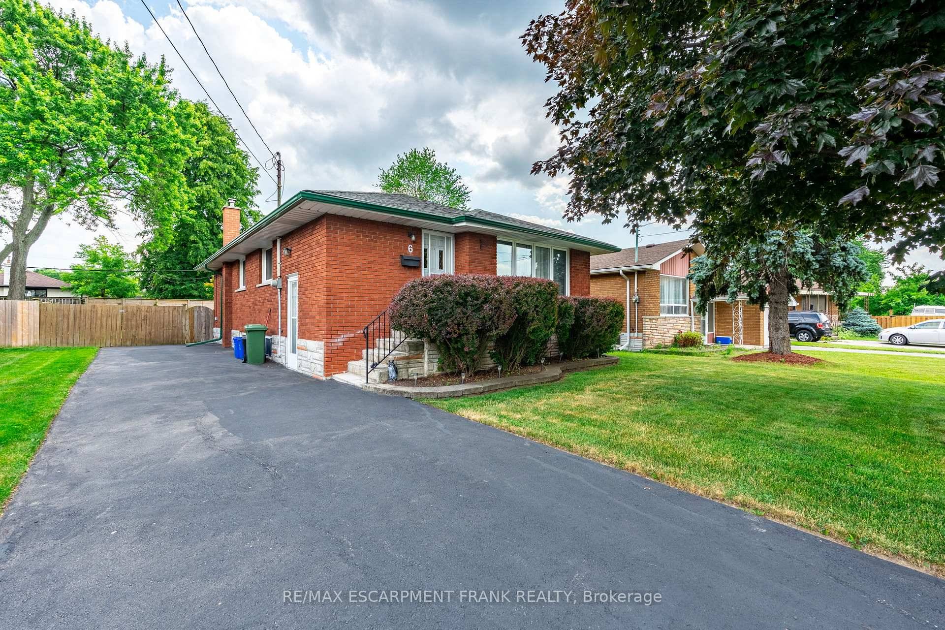 Beautifully maintained 3 bedroom, 2 bathroom bungalow sits in a highly desirable pocket of the Hamilton Mountain.