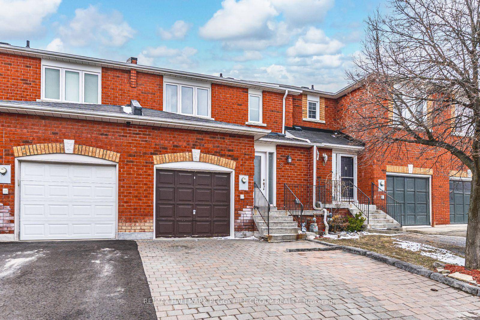 WELL LOCATED TOWNHOME IN A FAMILY FRIENDLY NEIGHBOURHOOD WITH A BRIGHT, INVITING INTERIOR !