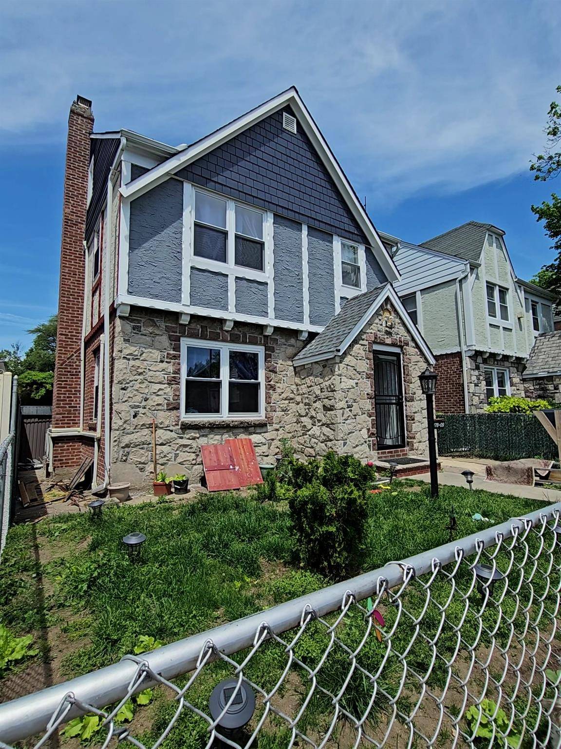Beautiful, very well kept single family home in the peaceful block of Jamaica.