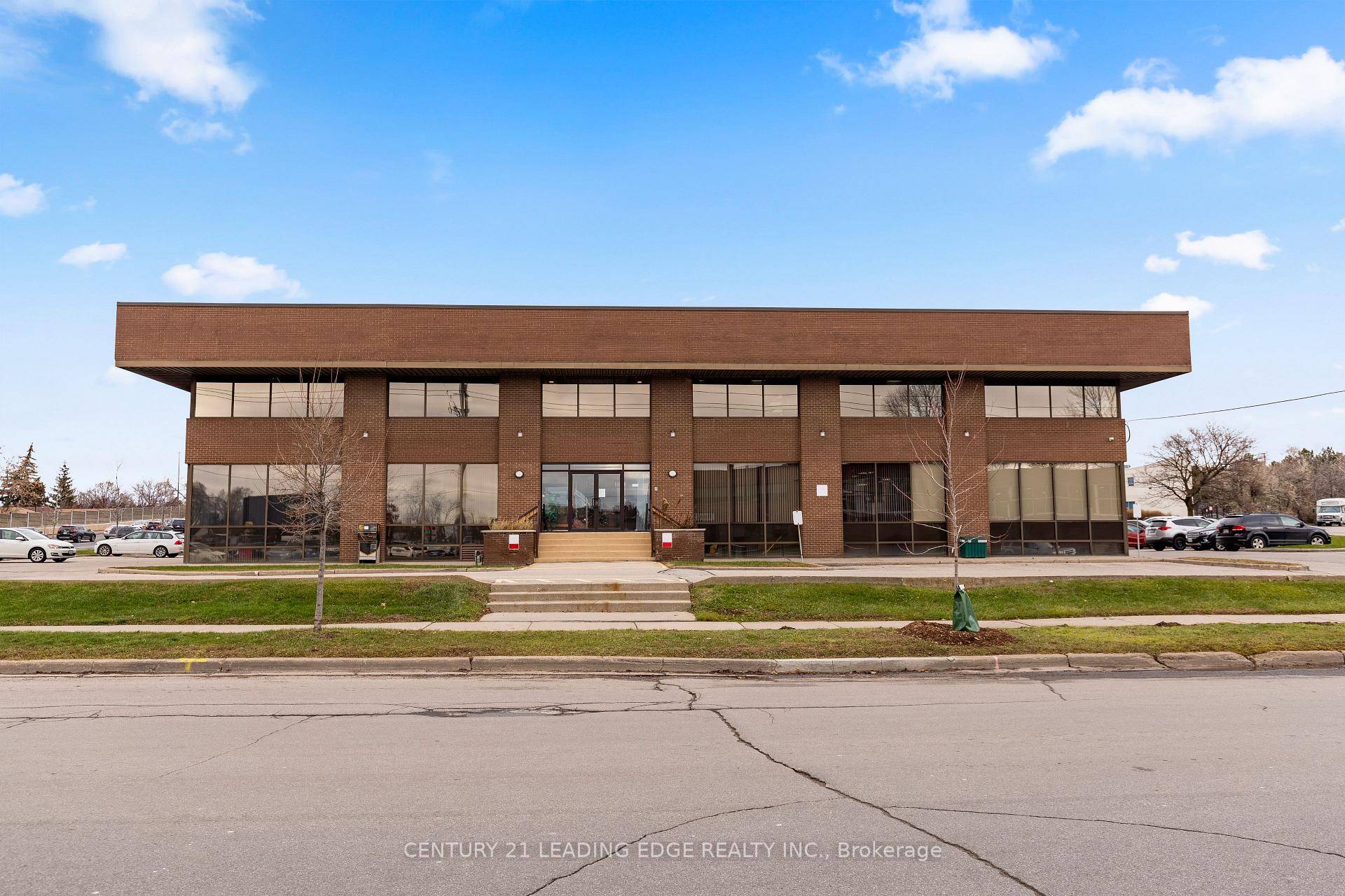 Well maintained mixed use professional 3 storey building located at the corner of Warden Ave amp ; Metropolitan Rd just south of the 401.
