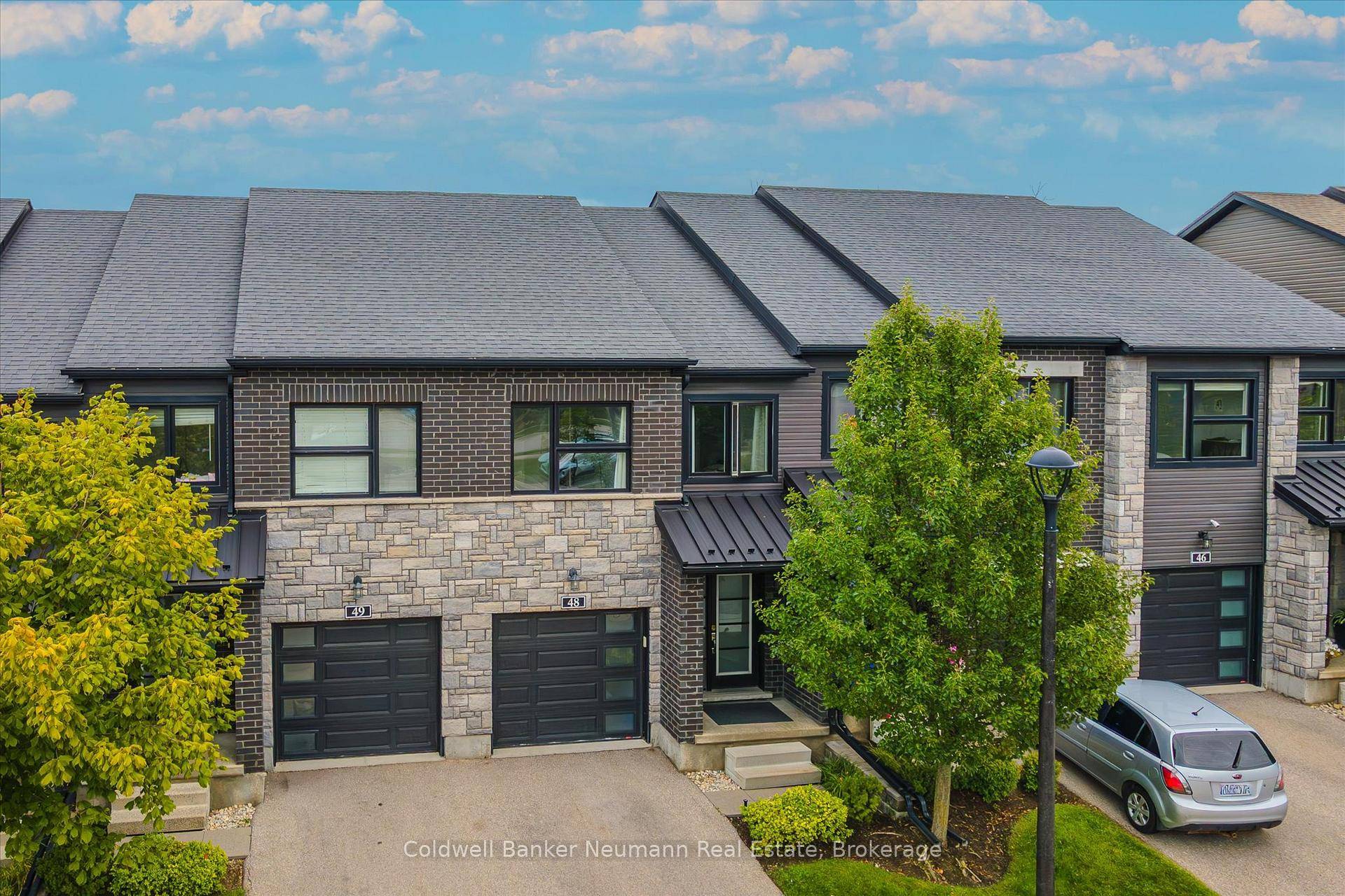 Executive Townhome Backing Onto Greenspace in South Guelph !
