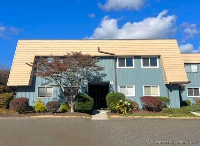The move in ready opportunity you've been waiting for in an unbeatable Fairfield location !