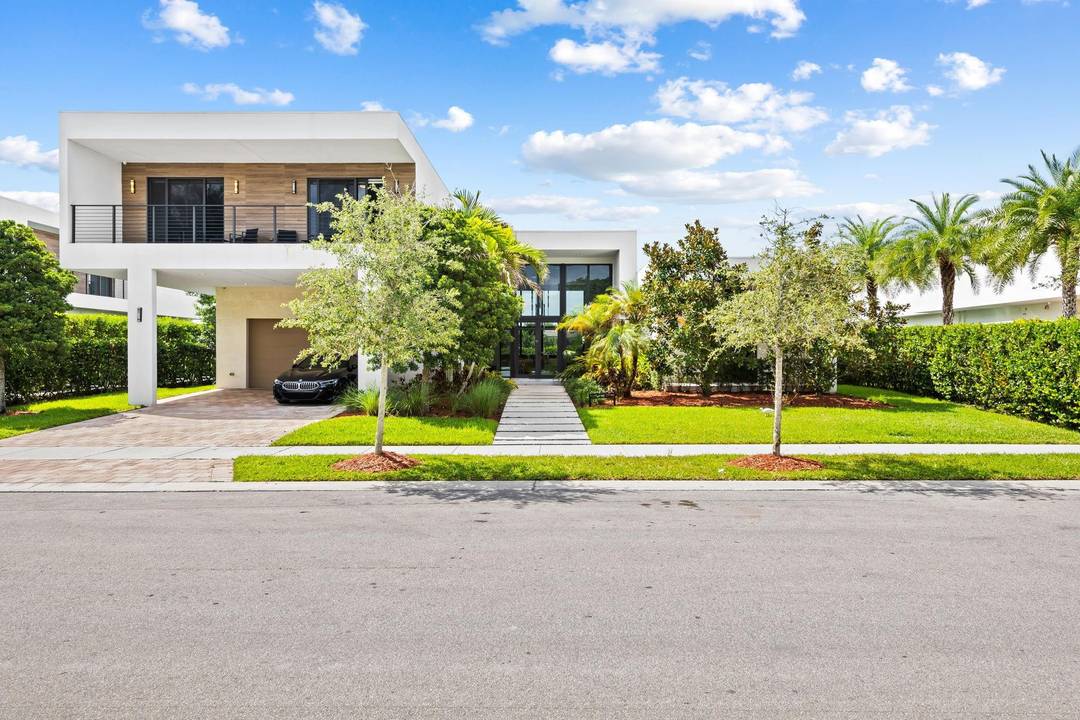 Modern sophistication meets timeless design in this stunning residence in Weston s prestigious Botaniko community.