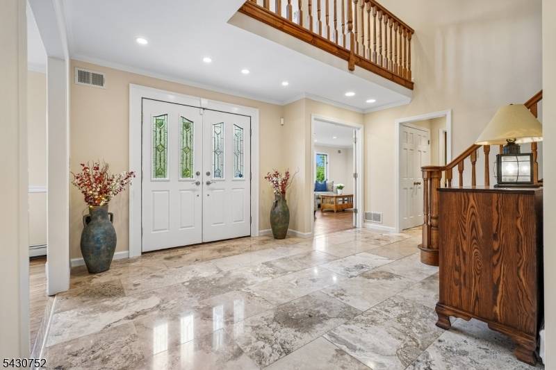 Welcome to this spacious and bright 5 bed, 3.