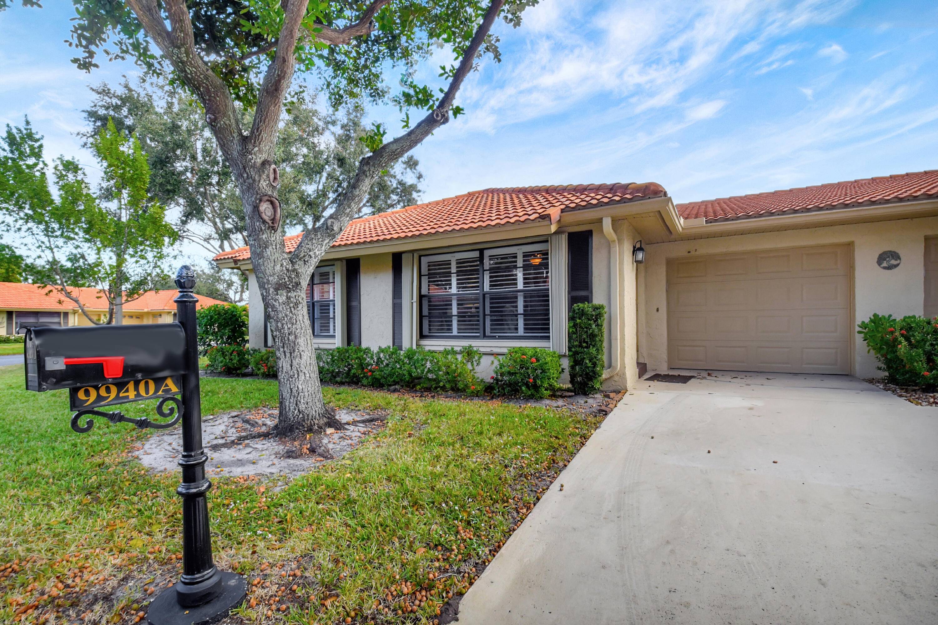 Escape the cold and make this beautifully renovated 2 bedroom, 2 bath villa in Boynton Beach your perfect seasonal retreat or your year round residence !