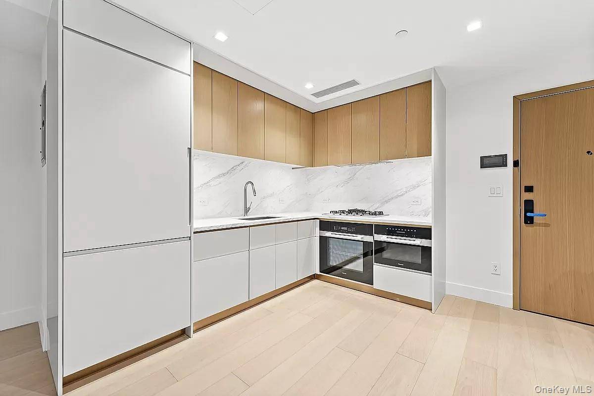 Welcome to 208 Delancey Where Design Meets Tranquility A standout in the heart of the Lower East Side, 208 Delancey is a distinctive architectural statement designed by award winning firm ...