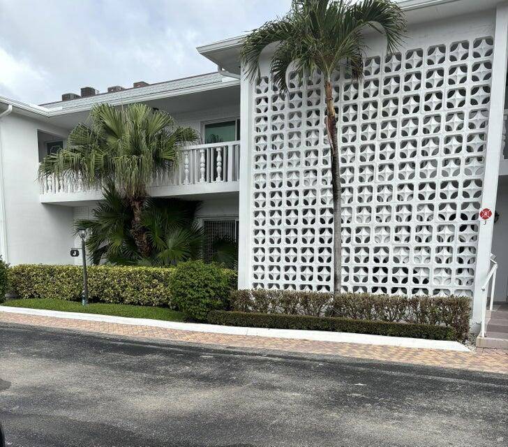 BEAUTIFUL SOUTH PALM BEACH, WALK TO THE BEACH, RESTURANTS, AND PUBLIX.
