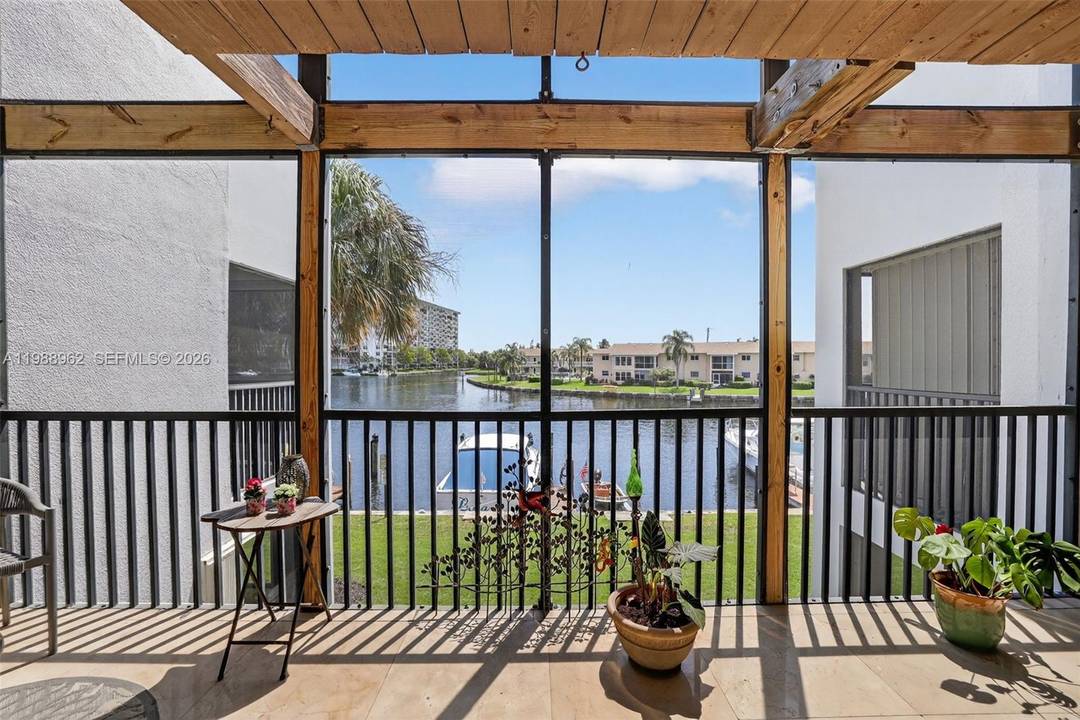 BOATER'S DREAM with deeded dock !