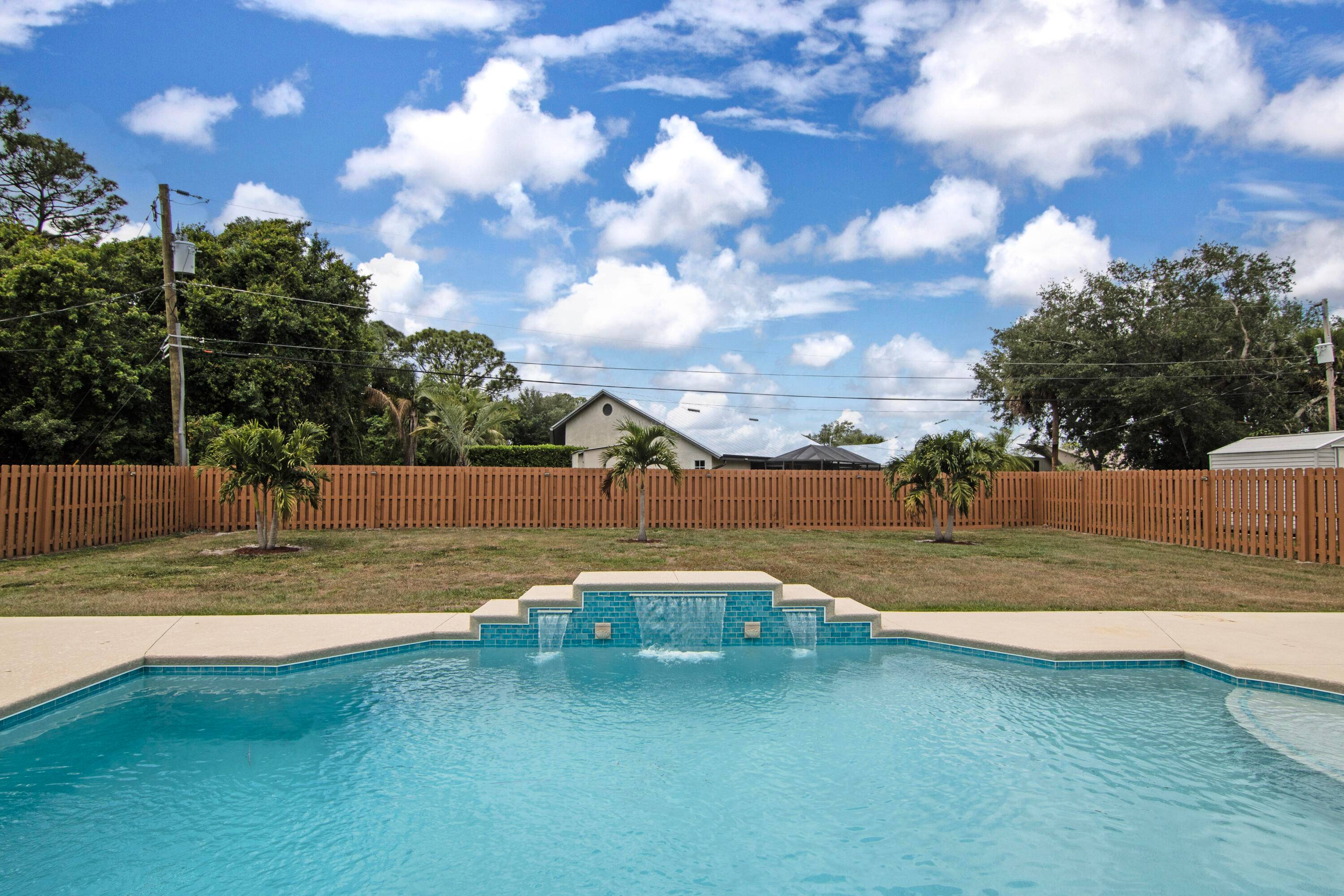 Modern Luxury in the Heart of Town 4BR w Saltwater Pool, In Law Suite Spa !