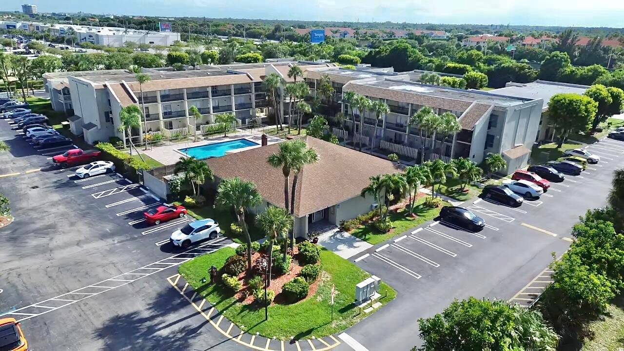 FOR SALE Cozy second floor condo 1bedroom 1bath with separate dinning area.