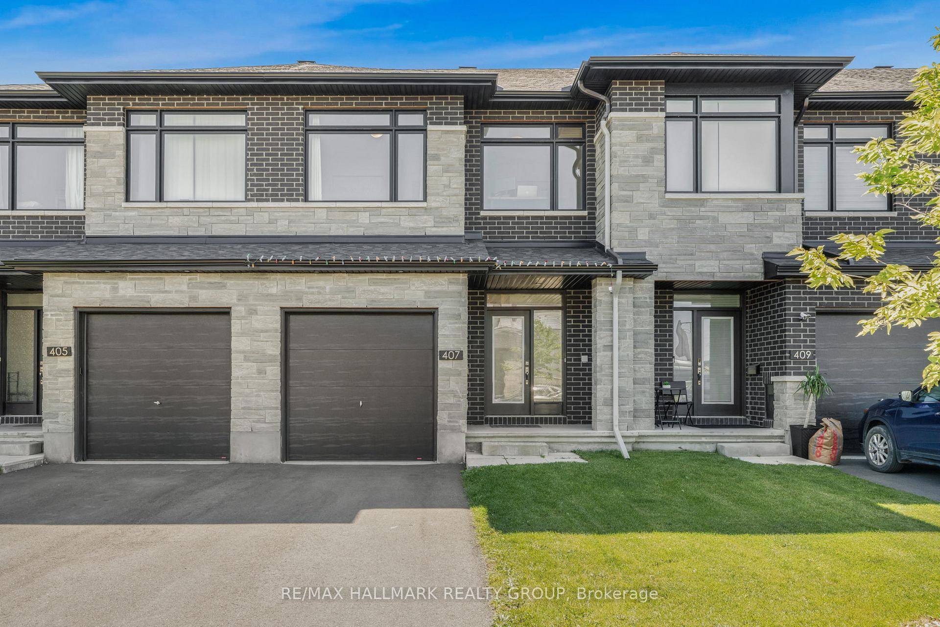 Welcome to this gorgeous 3 bedroom, 3 bathroom townhome in the sought afterneighborhood of Trailsedge, this home features an open concept main floor w 9ft smooth ceilings, modernhardwood flooring and ...