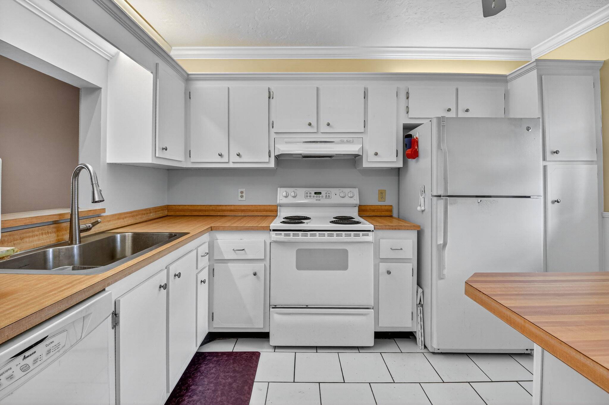 Welcome to 2860 SW 22nd Ave, Delray BeachThis charming 2 bedroom, 2 bath condo in Sabal Pine South offers easy living just minutes from the beach, downtown Delray, I 95, ...