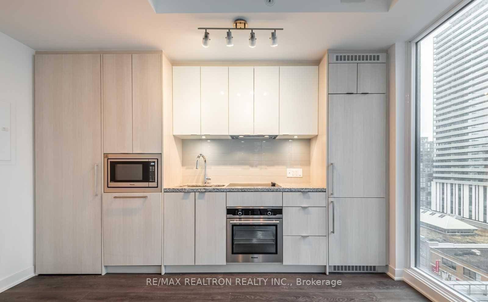 Welcome to King Blue Condos, where modern design meets unbeatable location in Toronto's vibrant Entertainment District !