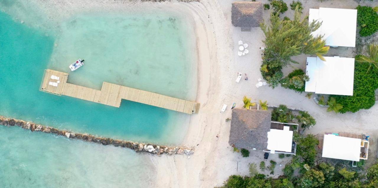 BEACH COTTAGES WITH BAR Resorthotel Long-Island-Bahamas