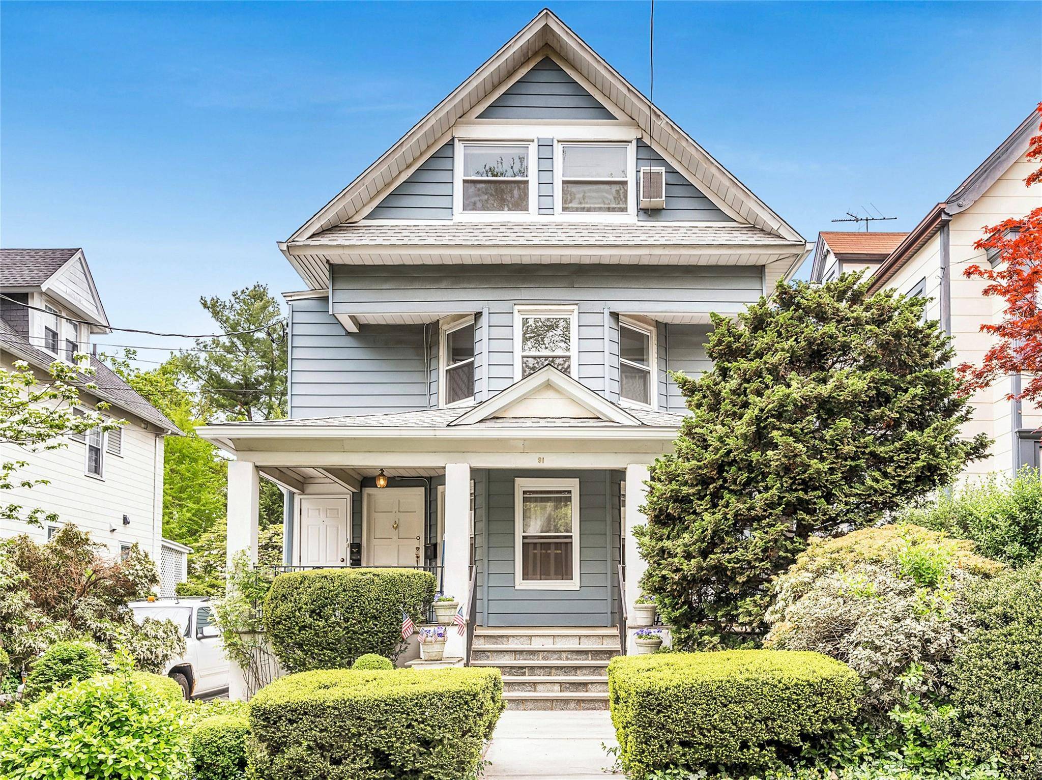 BONUS 1 2 MONTH FREE Located in the heart of Bronxville Village, this beautifully renovated 2nd fl apartment is move in ready and situated within a well maintained walk up ...