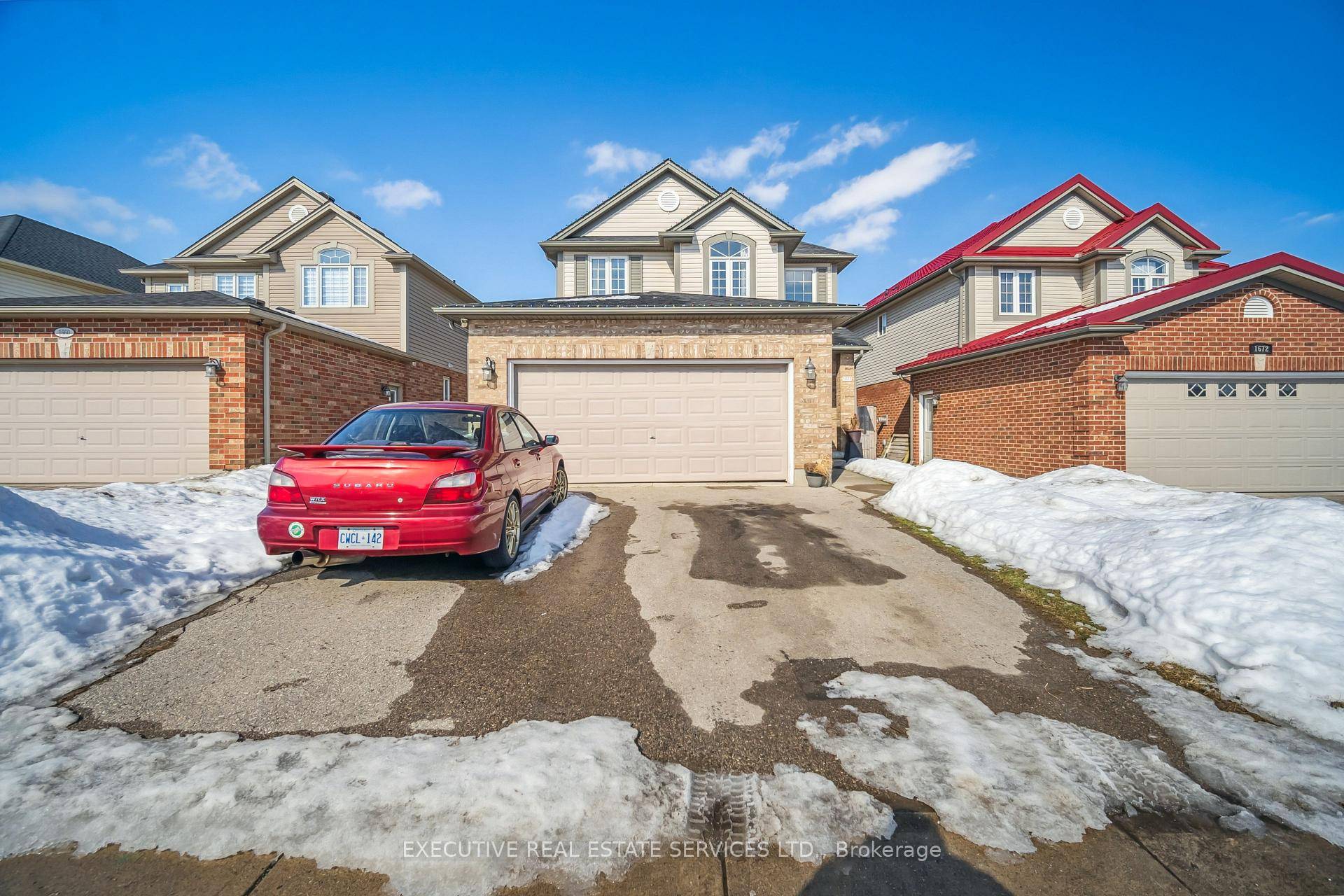 Welcome to 1666 McNeil Rd, London a stunning home in the highly desirable Summerside neighborhood !