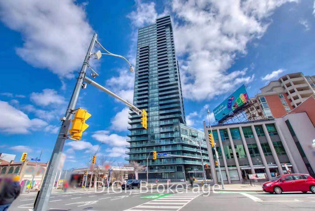 Gorgeous 2 1 Bed, 2 Bath Condo between Yorkville and Rosedale.