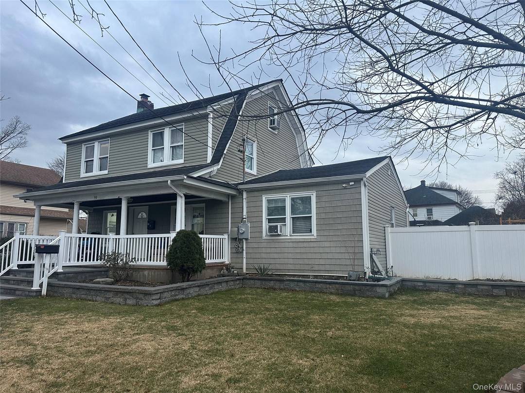 Beautiful maintained Colonial.