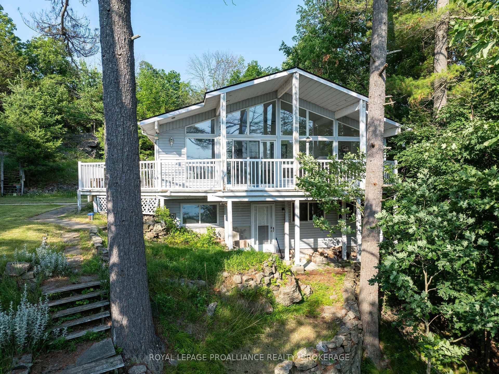 Lakefront retreat on beautiful Opinicon Lake !