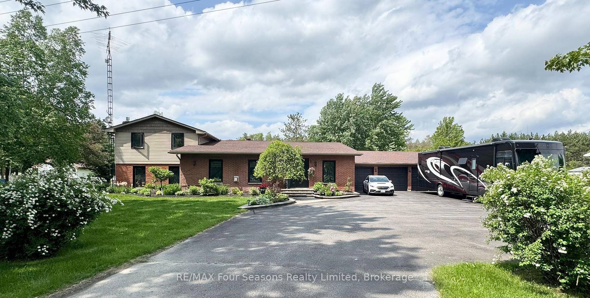 Stunning 4 1 bedroom, 3 bathroom split bungalow on a 1 acre landscaped lot just 20 mins to Barrie, Collingwood amp ; Wasaga Beach.