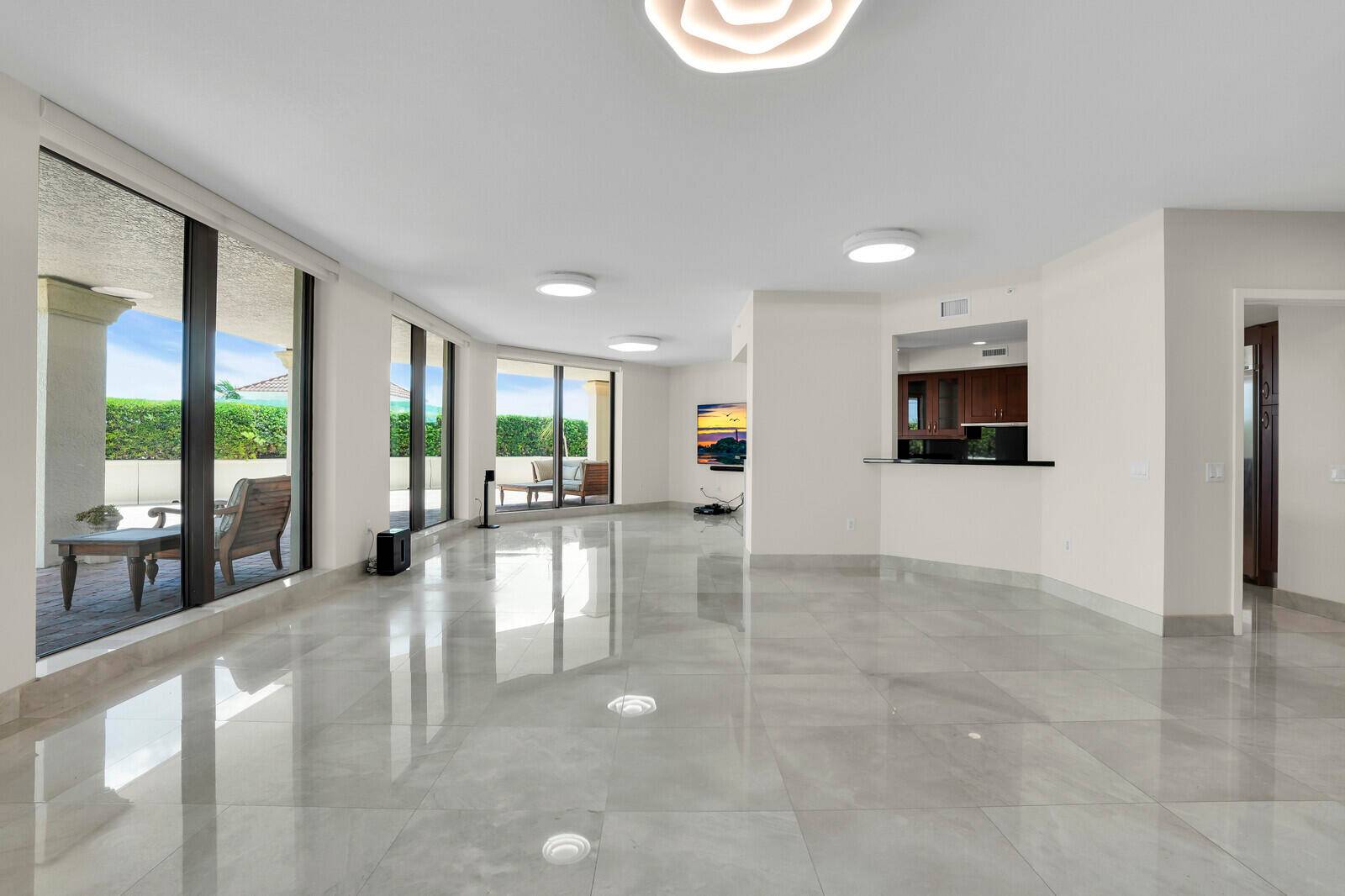 Inviting and spacious 3BDR 3BTH condo, outstanding Building services and amenities, exceptional location.
