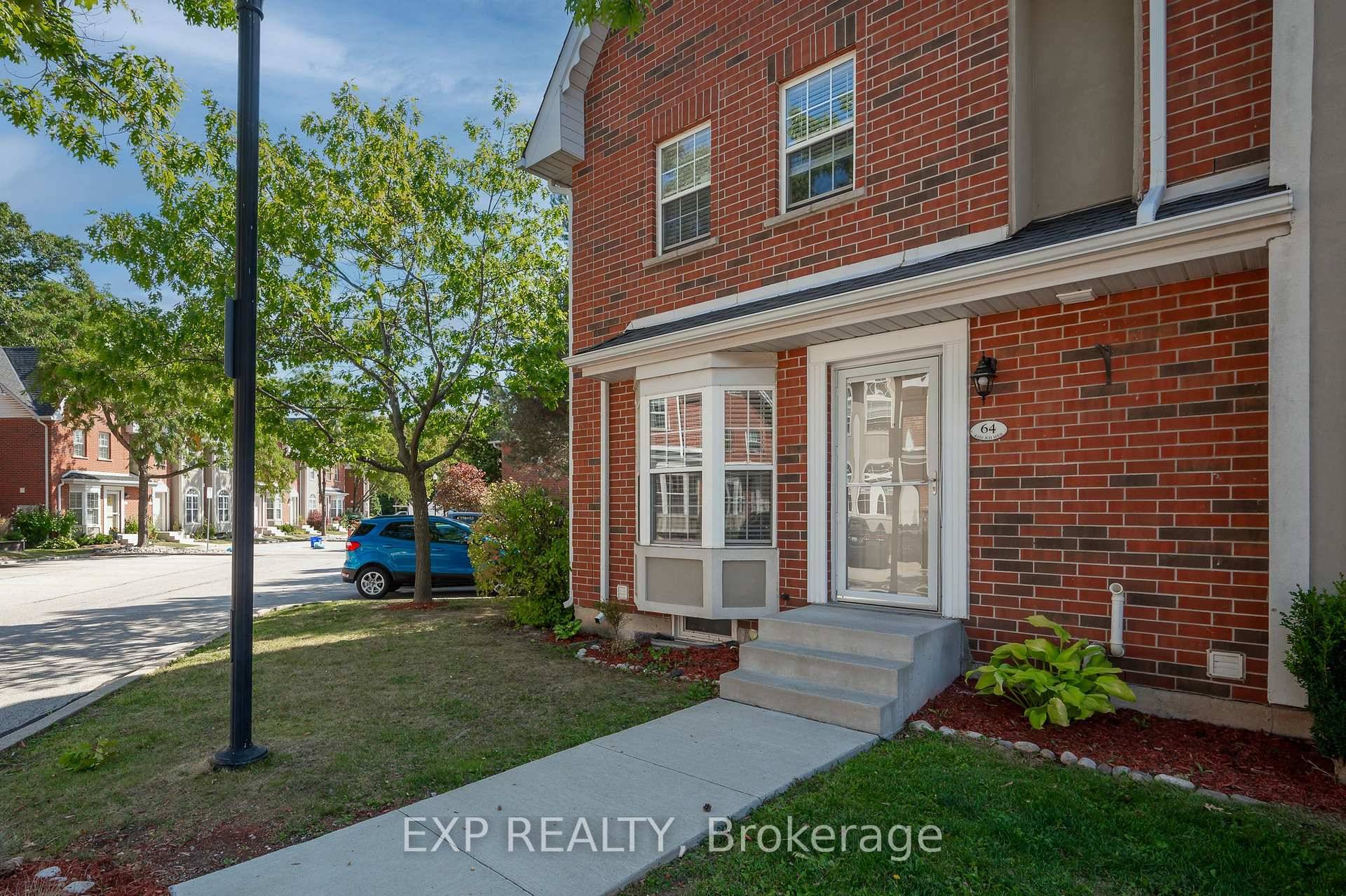 Bright End Unit Townhouse in the Desirable Shore Acres Creek Community.