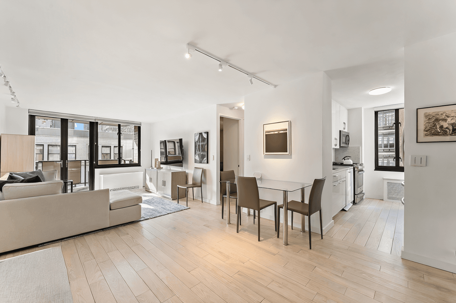 PRICE DROP ! BEST HIGH FLOOR TRUE 2 BDR 2 BATH CO OP IN FLATIRON !
