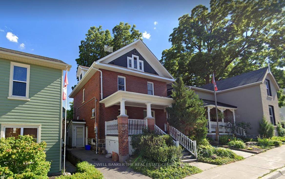 3 Bedroom Apartment In Downtown Newmarket, Close To Shops Restaurants, Walking Trails, And A Lot Of Great Amenities.