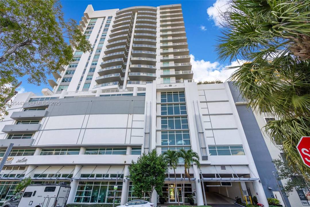 Welcome to your elegant urban oasis in the heart of downtown Fort Lauderdale !