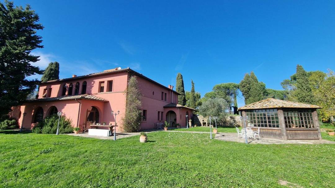 Panoramic estate with villa, annex, swimming pool and 50 hectares of land for sale in Monte San Savino, in the Tuscan hills.