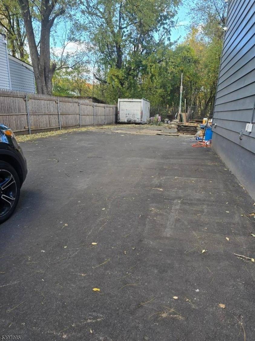 House is located in 25x100 and vacant lot also 25x100.