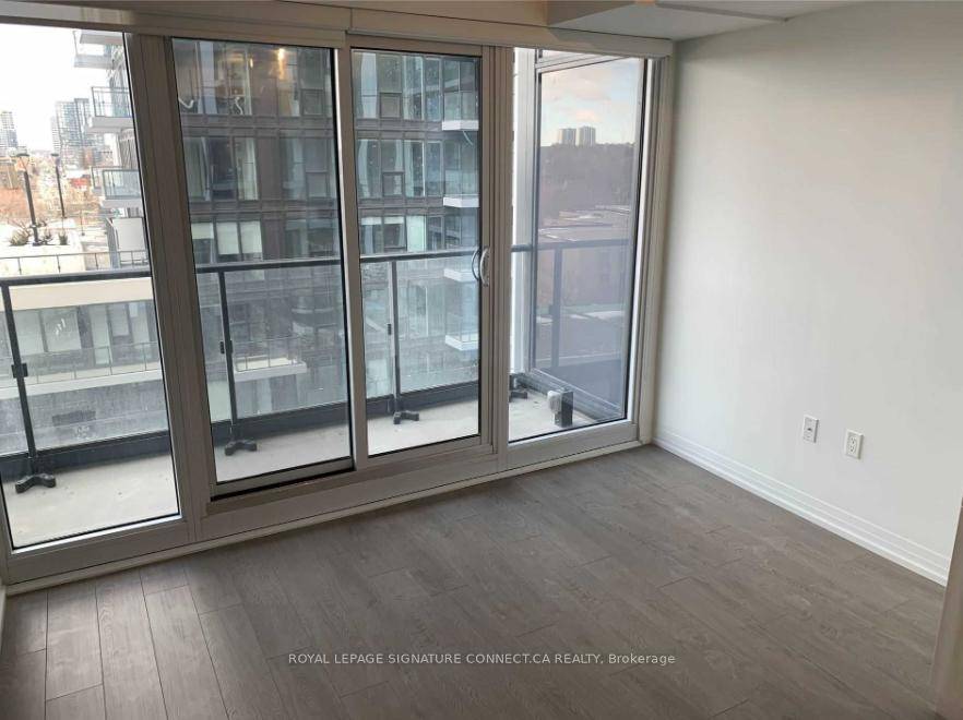 Spacious Studio Suite In The Amazing Dundas Square Gardens !