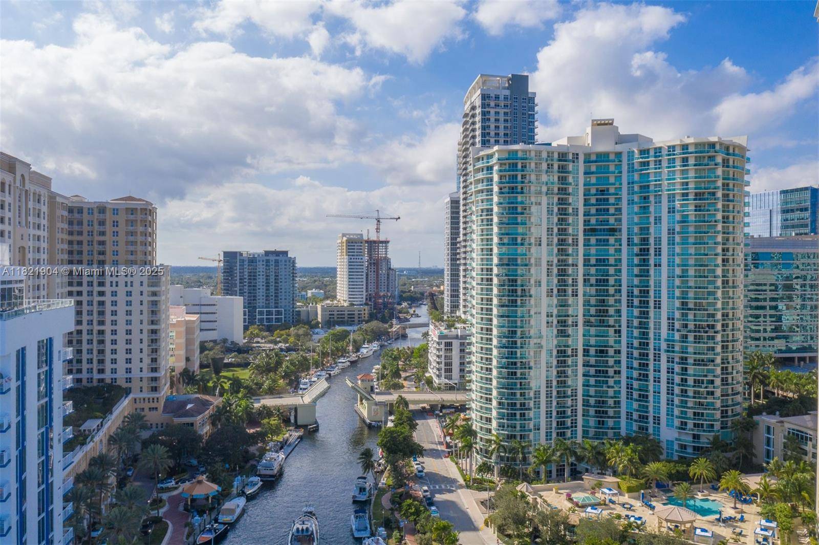 Amazing location ! Beautiful unit 2 bed 2 bath.