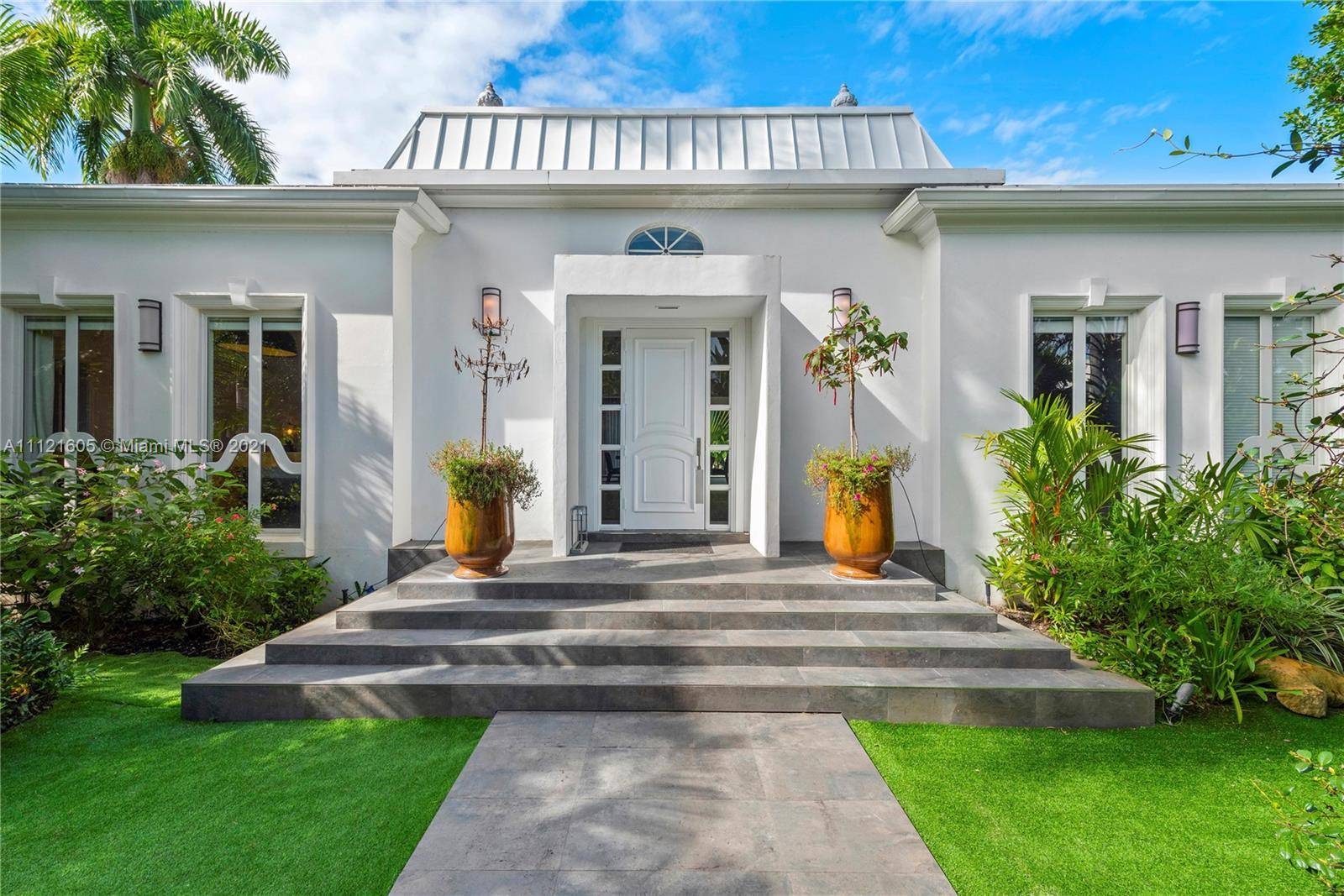 STUNNING AND GORGEOUS HOUSE ON THE ONE AND ONLY PRIVATE GATED LA GORCE ISLAND.