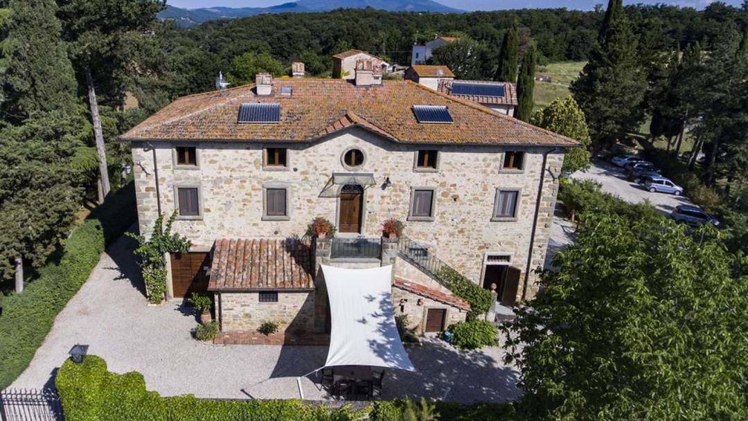 Elegant 16th-century hamlet with villa, farmhouse, annexes, pool and 12 hectares of land for sale in a panoramic location in the hills of Anghiari.
