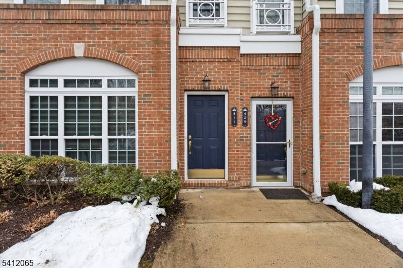 Welcome Home ! This 2 bed, 2.