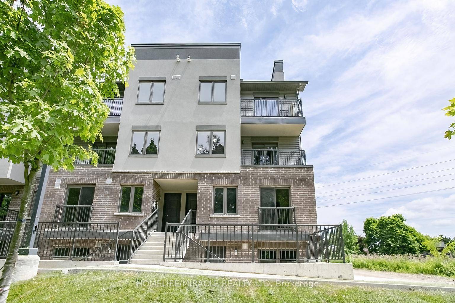 Welcome to this inviting corner unit, Upper Level !