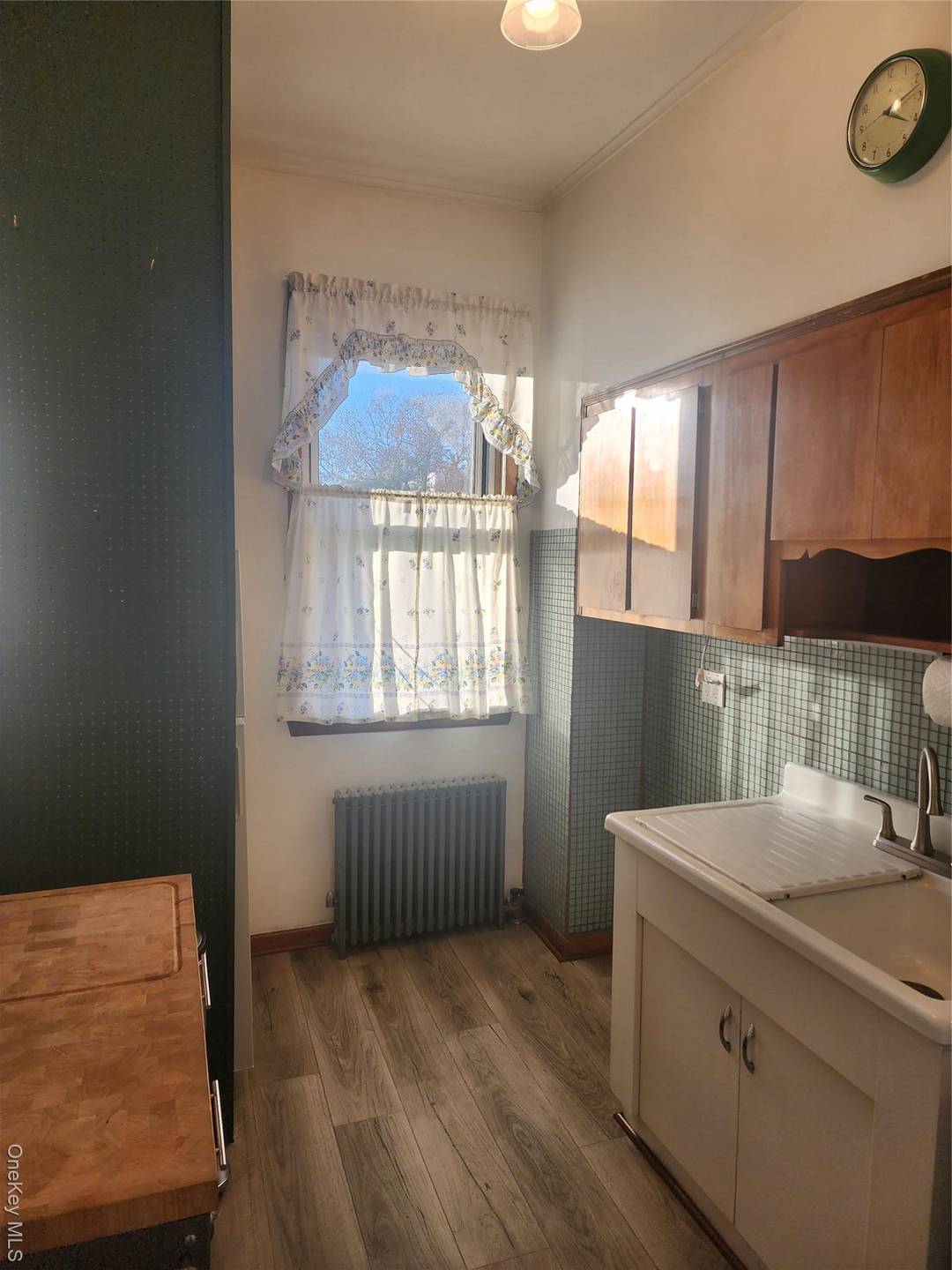 Come discover this bright and sunny 2 bedroom apartment with Laundry in unit, plus a home office, and 1 bath approx.