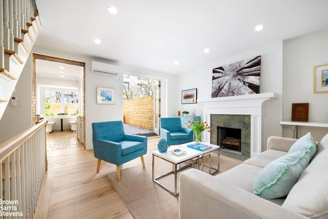 Triple mint and tranquil townhouse garden triplex !