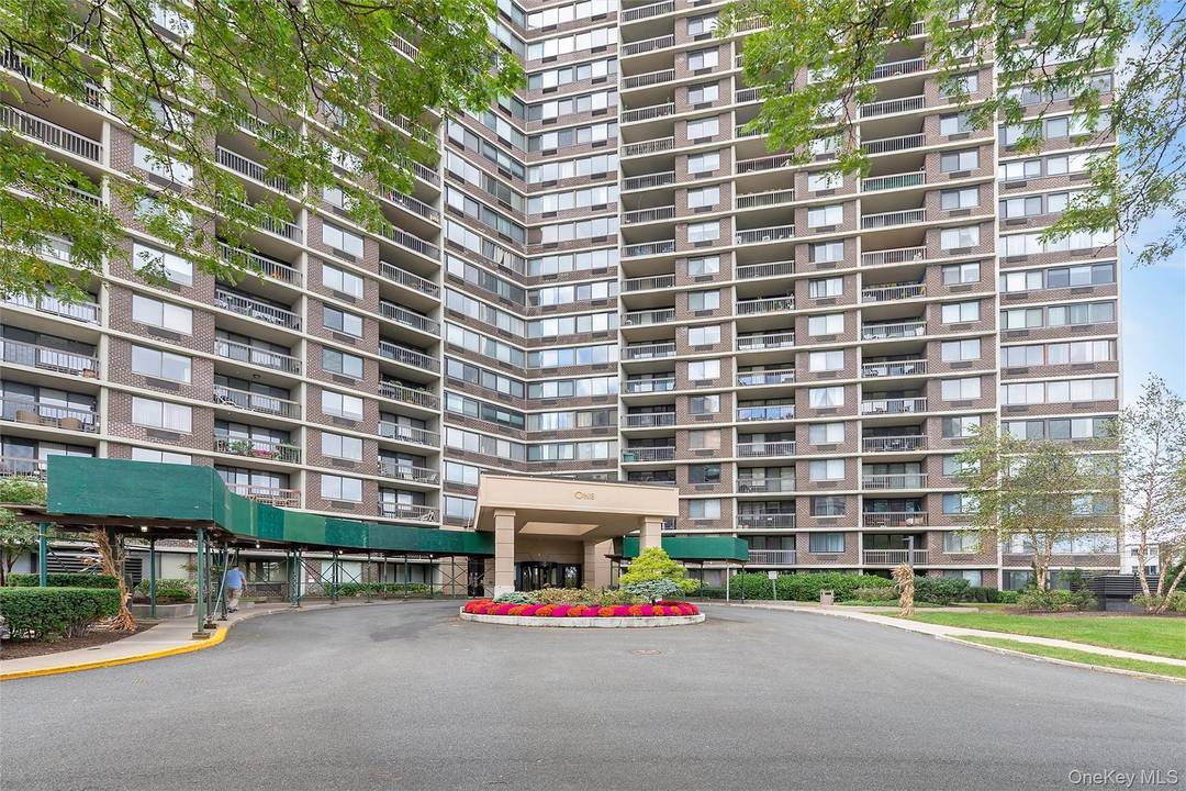 Don't miss this exceptional 2 Bedroom, 2 Bath condo in the Bay Club !