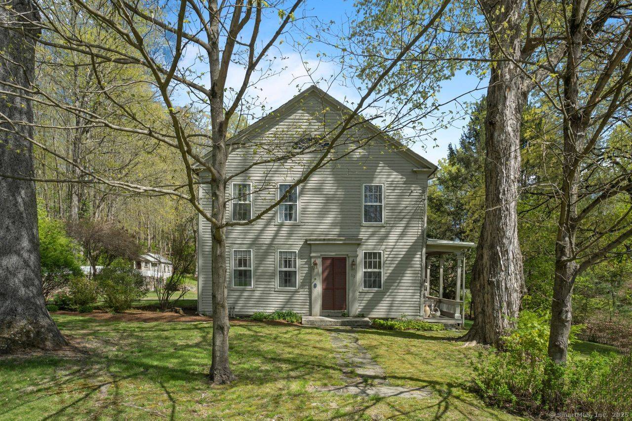 Charming antique home in the heart of Woodbury !