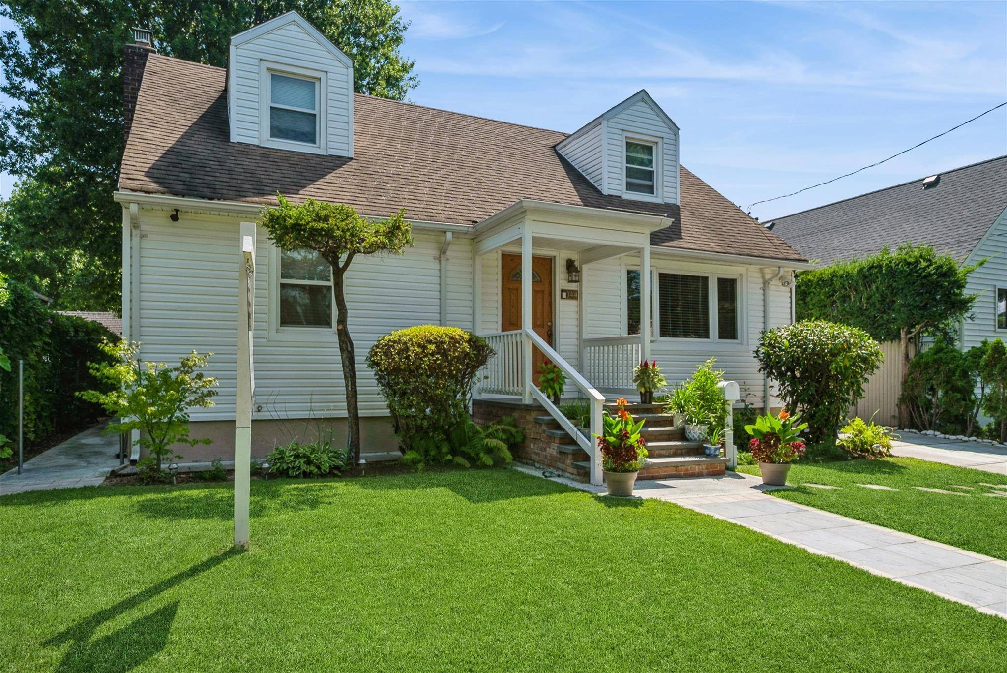 Beautifully updated wide Cape with a full dormer, ideally located near LIRR, major highways, top rated Roslyn schools, and local restaurants perfect for NYC commuters.