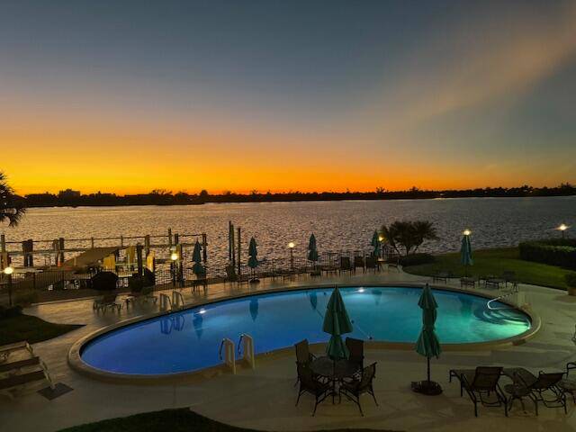 The Royal Saxon in Palm Beach offers a prime location between the Intracoastal Waterway and the Atlantic Ocean, just a short walk to the beach.