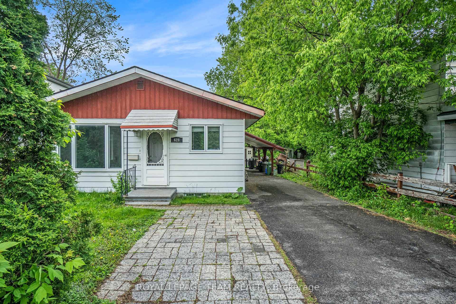 This bright and spacious 3 bedroom UPPER LEVEL unit in a cute bungalow in the desirable Carson Meadows neighborhood is perfect for Tenants seeking comfort and convenience.