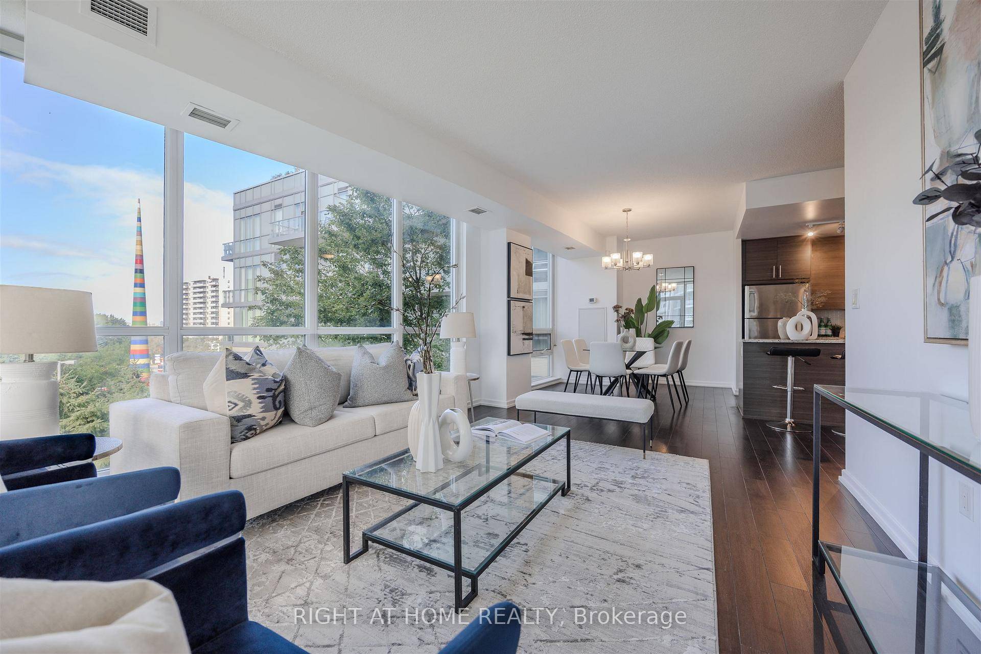 Don Mills Station At Your Doorstep Welcome to an exquisite luxury condo, nestled in the prestigious Emerald City Community.