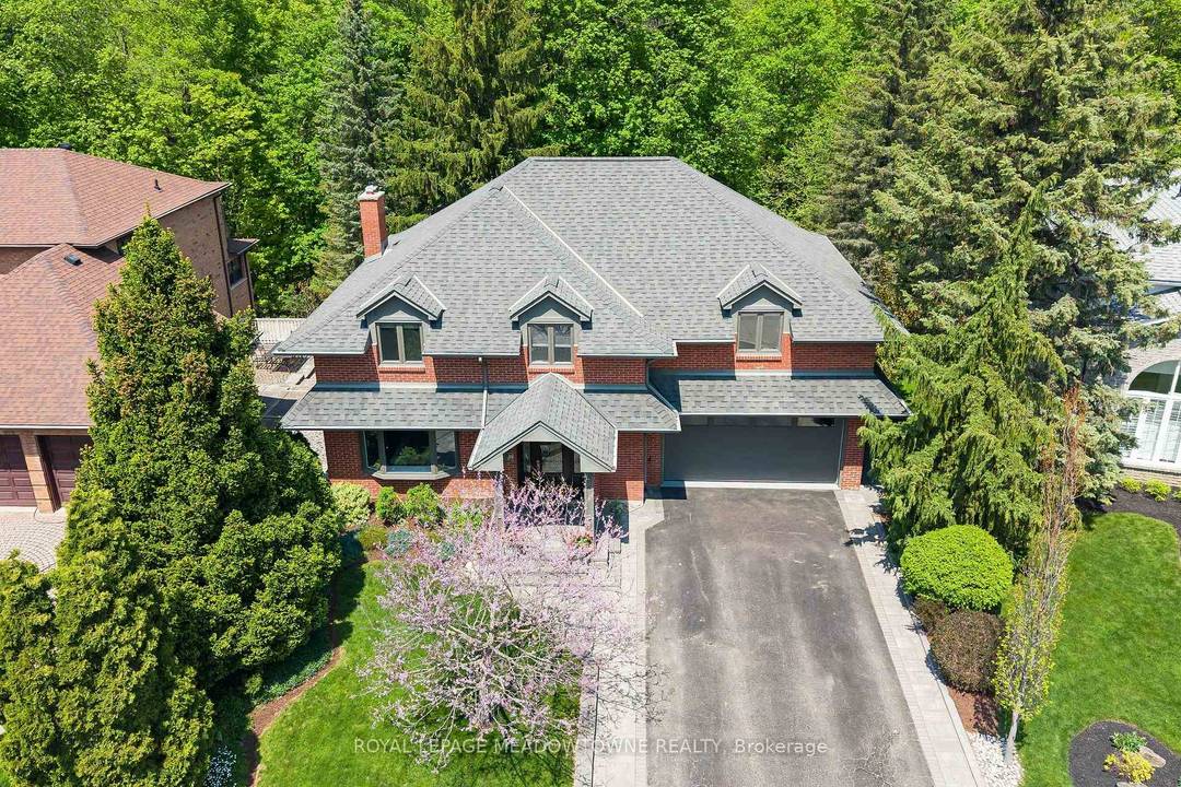 Prime location backing onto the breathtaking Hungry Hollow ravine, tucked away at the end of a quiet court on one of Georgetown's most sought after streets.