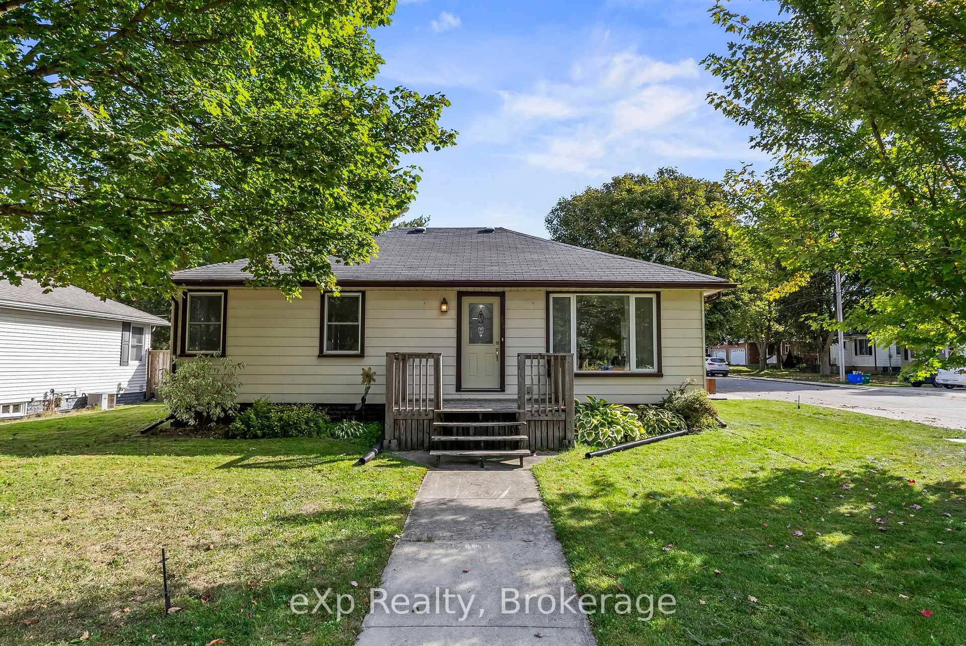 Welcome to this cute and cozy 2 bedroom bungalow that's full of charm !